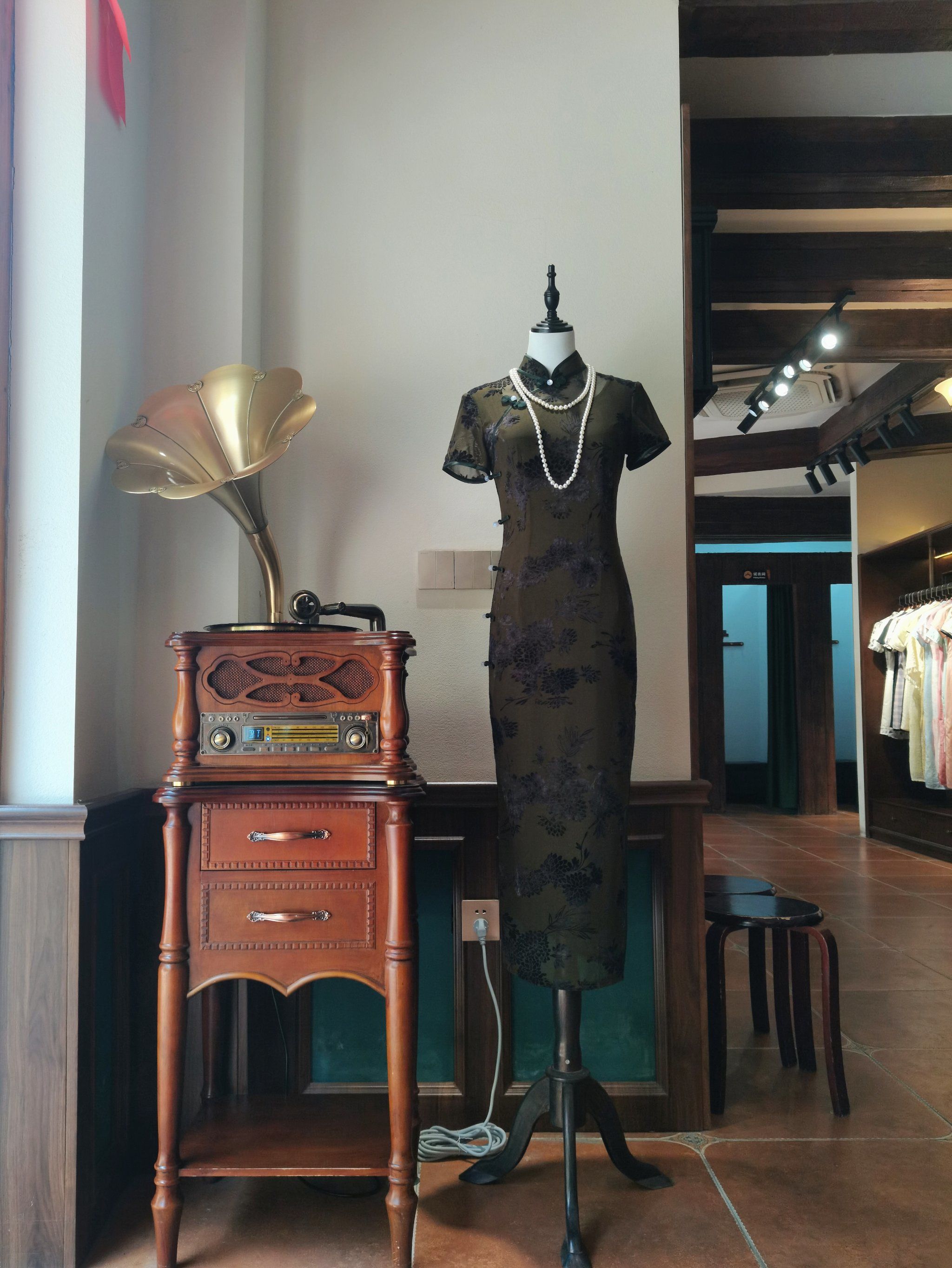 在重庆十八梯看见了一家旗袍店 装修风格像是回到了民国时期 店内旗袍