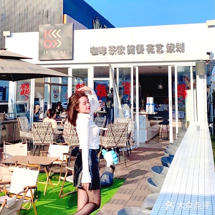 开在地铁口的一家玻璃房露营风的咖啡店