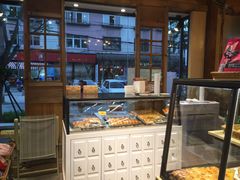 面包甜点陈列柜-昆明冠生园·蛋糕·面包(南强街店)