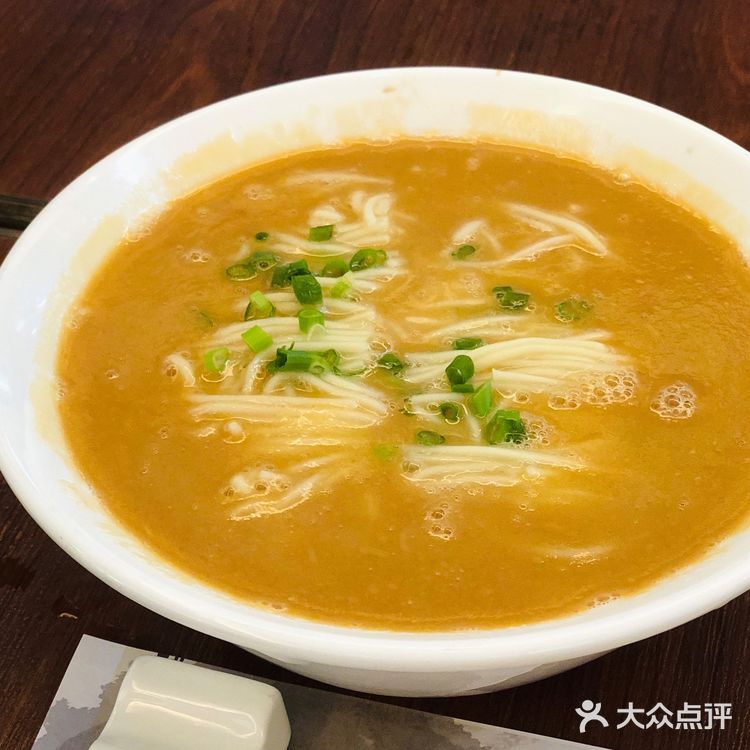 有花生酱的咸汤底，细的挂面条比较弹牙 「陈皮牛肉丸」