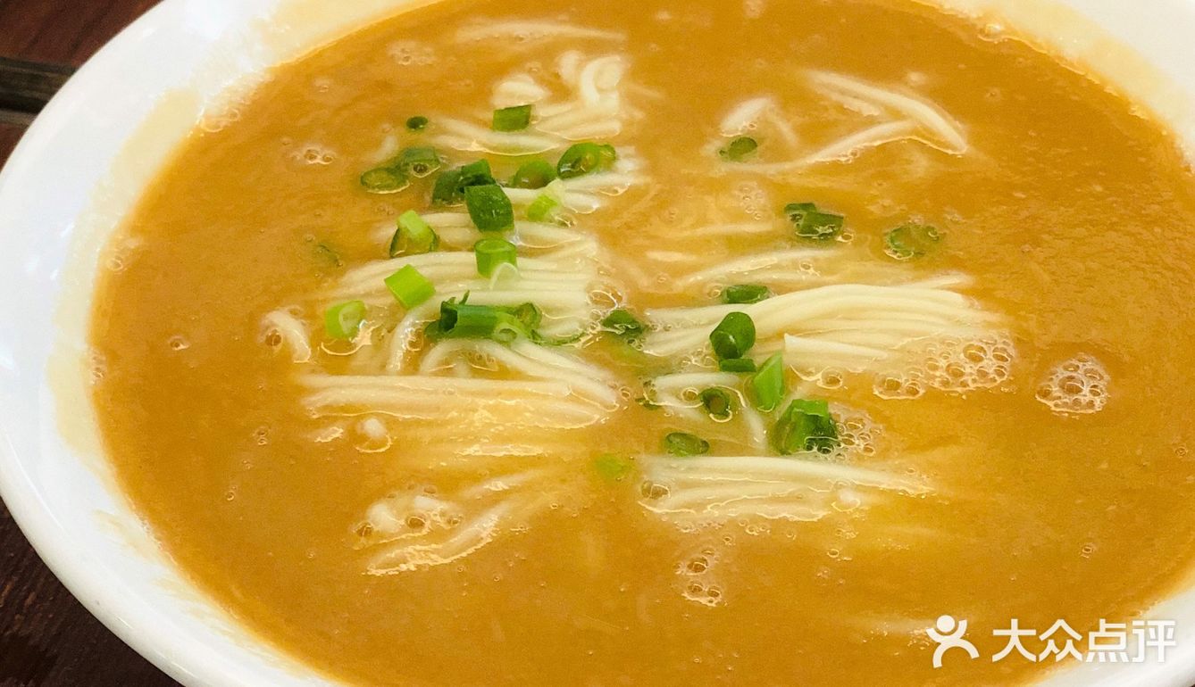有花生酱的咸汤底，细的挂面条比较弹牙 「陈皮牛肉丸」