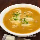 有花生酱的咸汤底，细的挂面条比较弹牙 「陈皮牛肉丸」