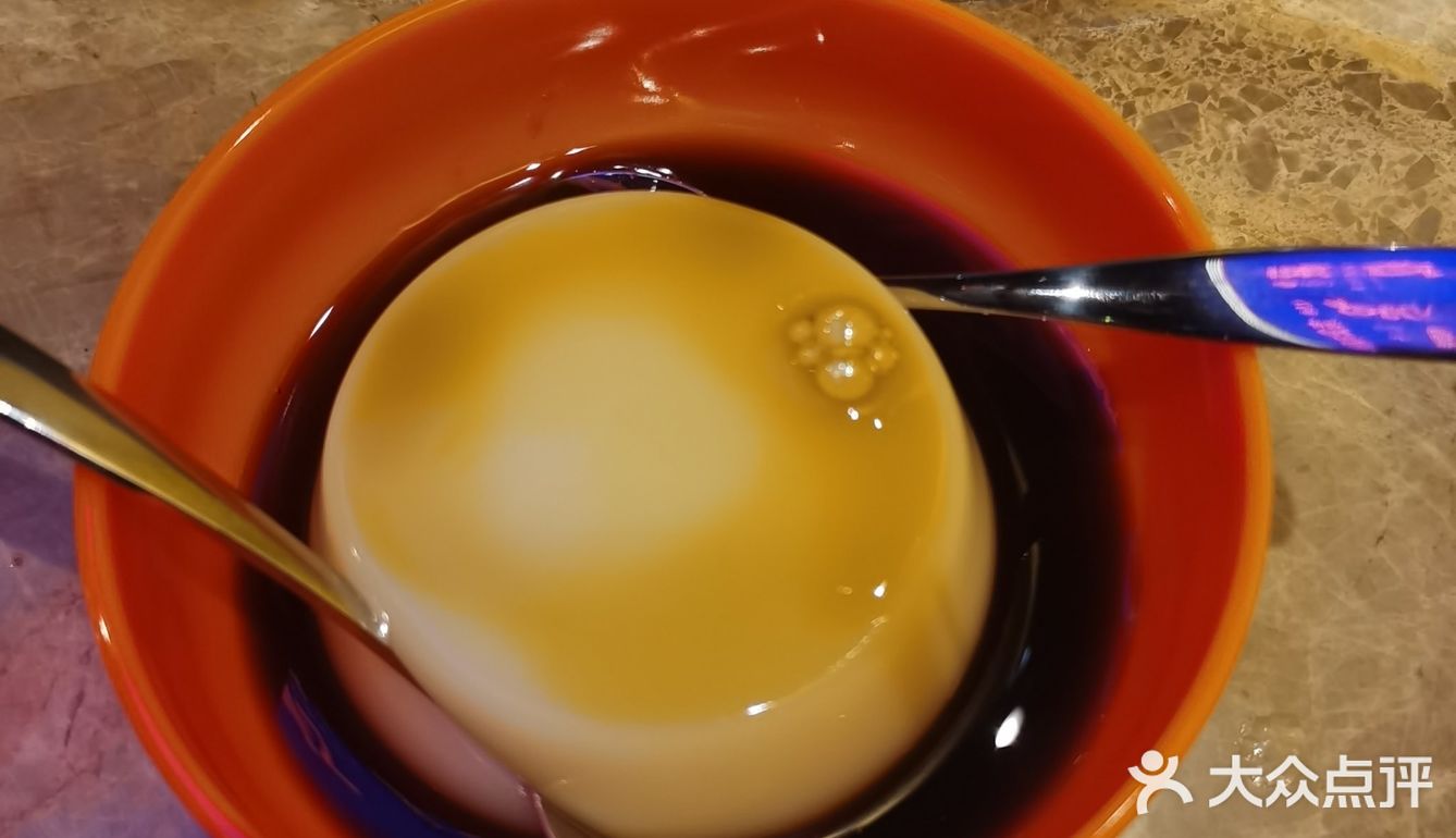 一进店就被门口的藏族女孩壁画吸引了