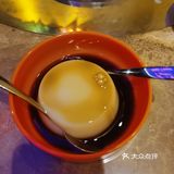 一进店就被门口的藏族女孩壁画吸引了