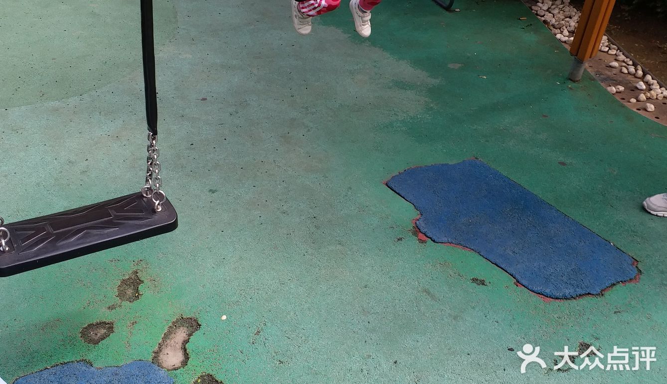 都是家长带着小宝贝来玩儿的,这里有很多的玩具