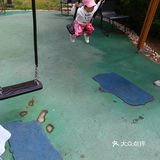 都是家长带着小宝贝来玩儿的,这里有很多的玩具