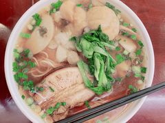 有菜虫的焖肉双菇面-三两春(浦三路店)