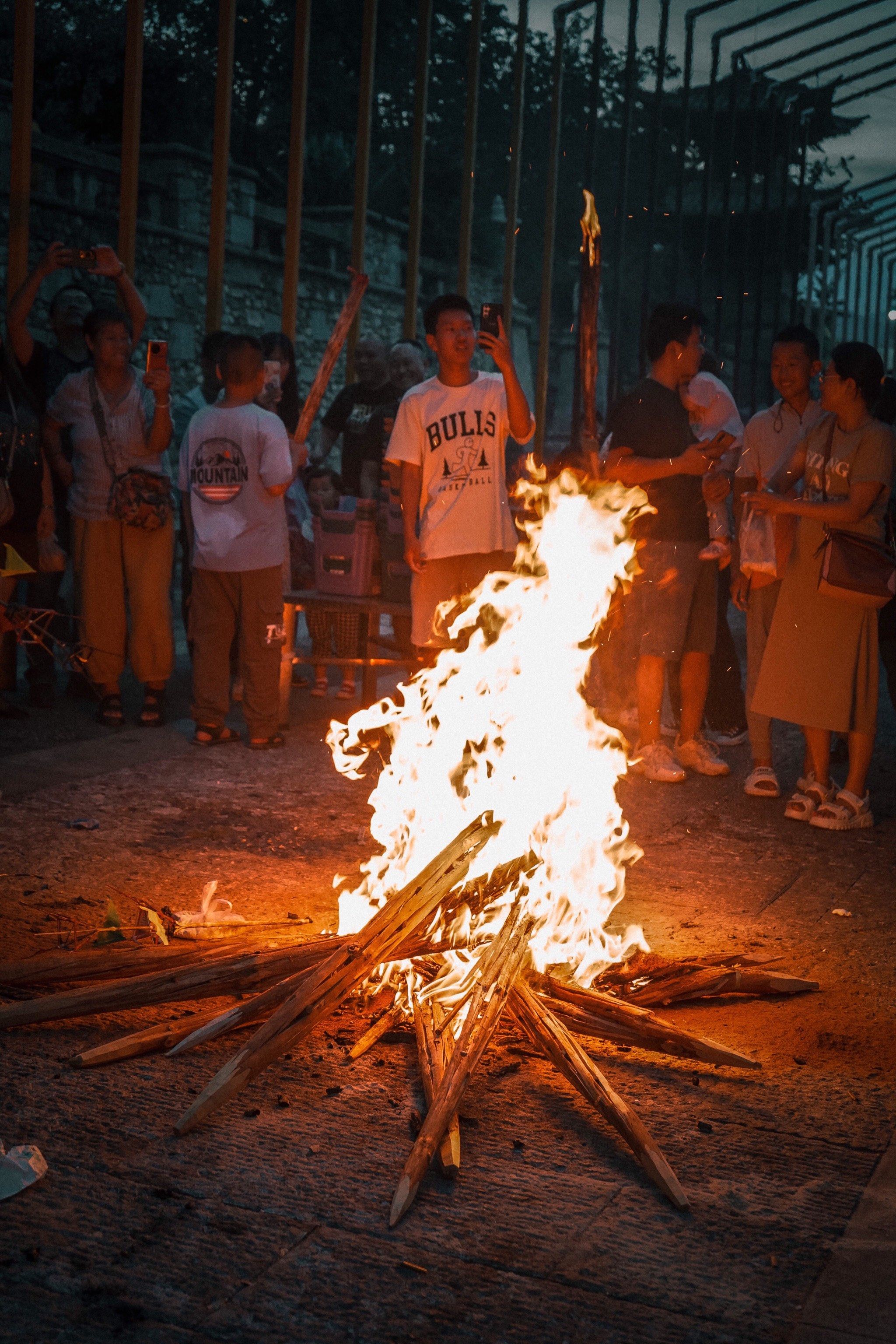 夜晚篝火下的欢聚