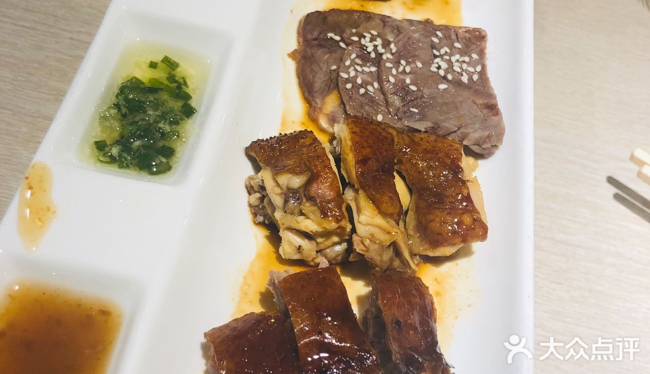 鸡腿菇,木耳,青豆,藕,吃点素菜感觉也不错,很爽口