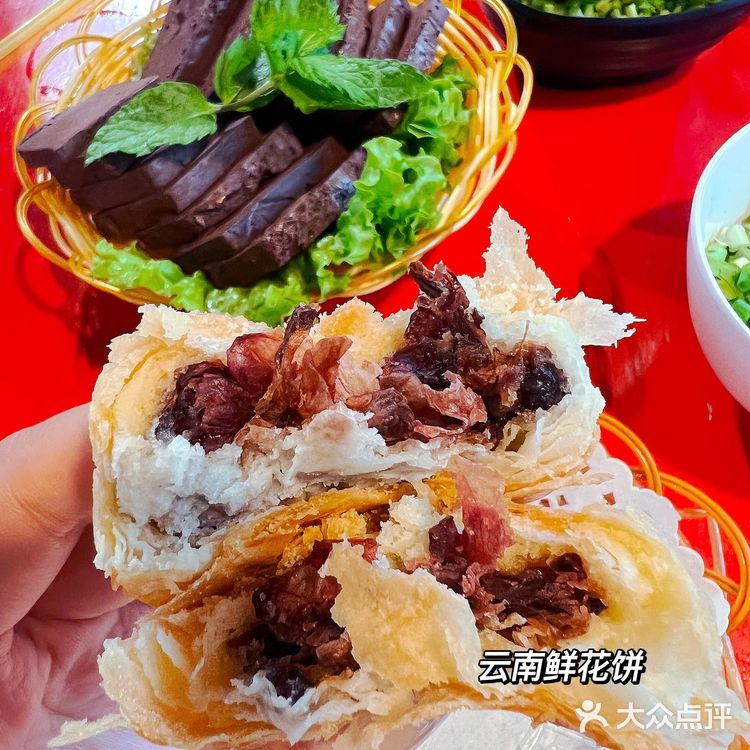 云南带皮羊肉火锅配蘸水太香啦