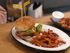 27&nbsp;牛肉汉堡-HELLO 27 意面·沙拉·帕尼尼