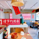 坐在河边吃包子😋