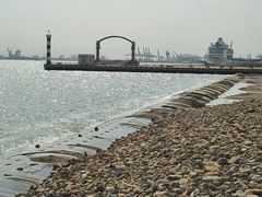 附近的国际游轮母港-东疆建设开发纪念公园