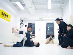 -菠萝格斗巴西柔术训练馆