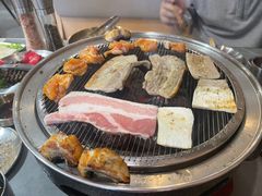 -围炉肉舍•炭烤活鳗•丹东海鲜烤肉(步行街店)