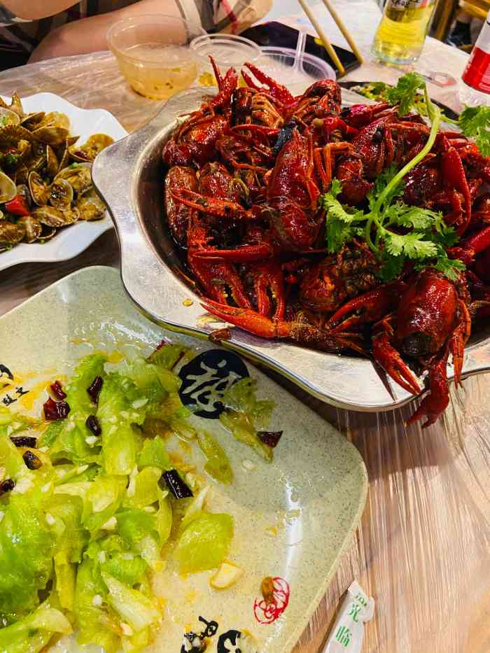 亮亮虾城(恒大嘉园店)-"[薄荷]环境: 环境挺好的,很有氛围,人.