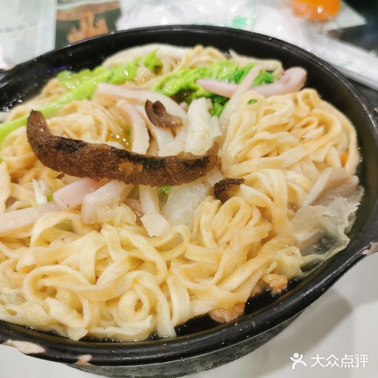 18块12个贼大的饺子，里面的馅料也很丰富