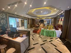 大厅里堆满了礼盒-顺峰(农展馆店)
