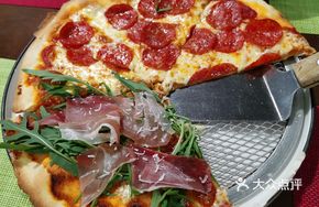 Parma Ham and Arugula Pizza