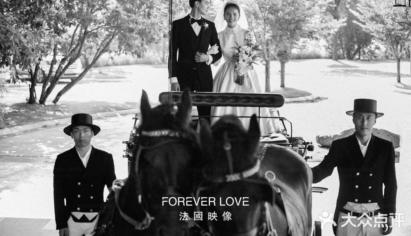 乘坐马车巡游，在古堡前拍婚纱照