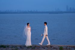 -雪中彩影婚纱摄影·微光艺术中心