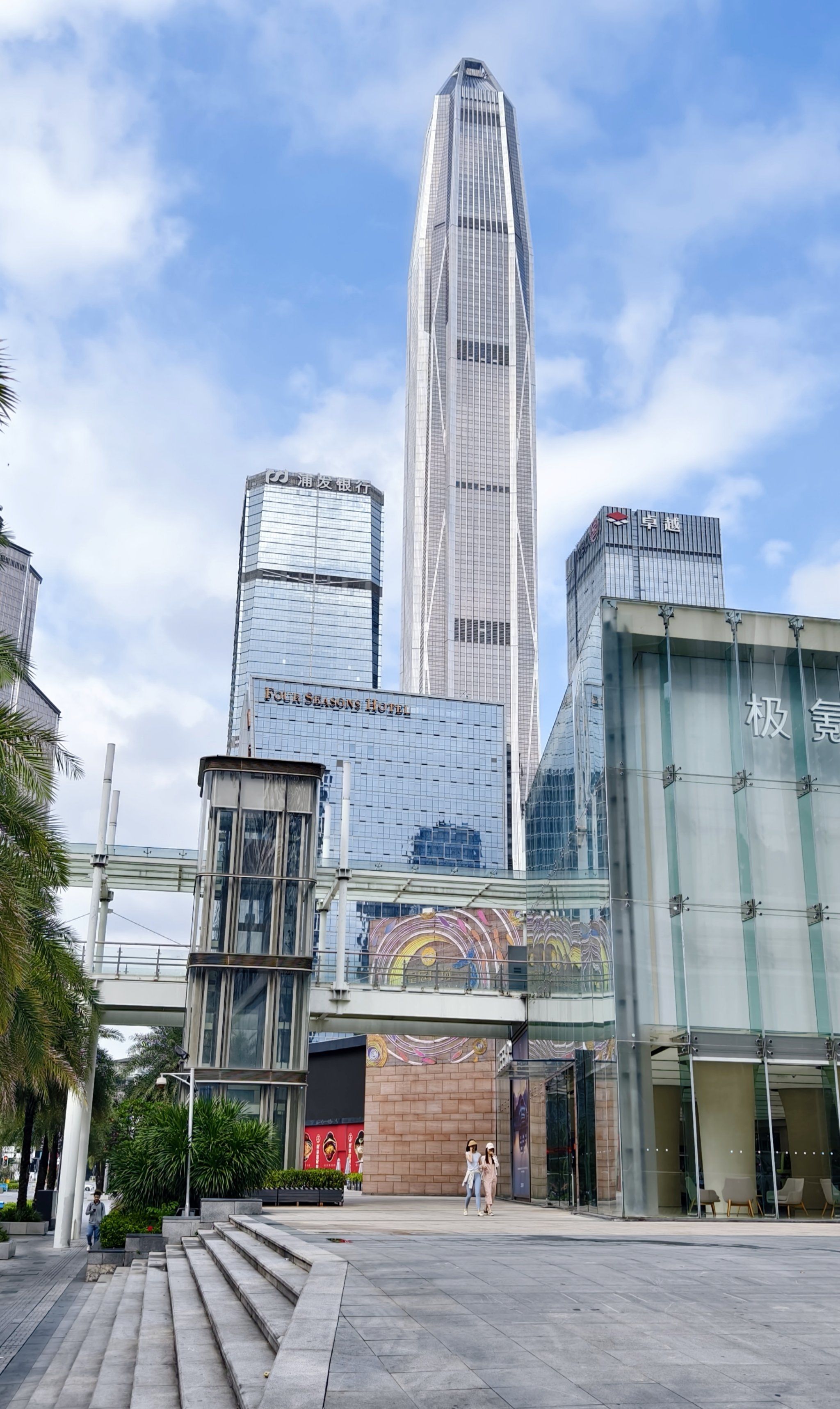 福田中心四路漫步,路过皇庭广场,卓越时代广场,悠闲着,听个离奇的故事