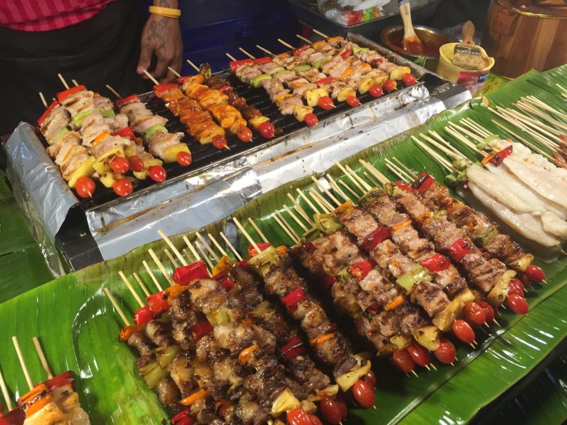 烤肉串,一百泰铢三大串,烤肉配着菠萝一种吃法,烤肉配着辣椒一种吃法