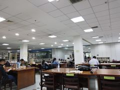 -吉林大学前卫南区中心图书馆