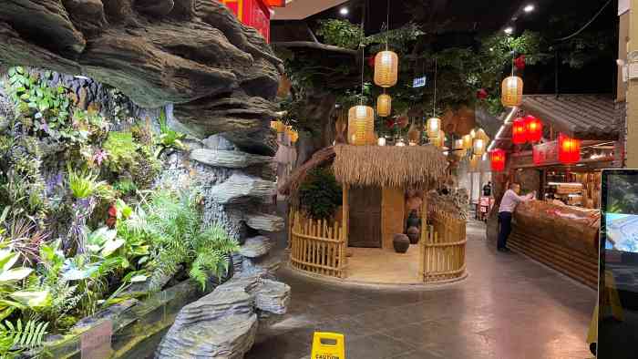 西岛红美食美客-"海南鲜有的黎族特色菜～餐厅装修也充满了黎.