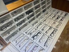 -MiRi眼镜连锁·蔡司·尼康控优点合作店(莘庄店)