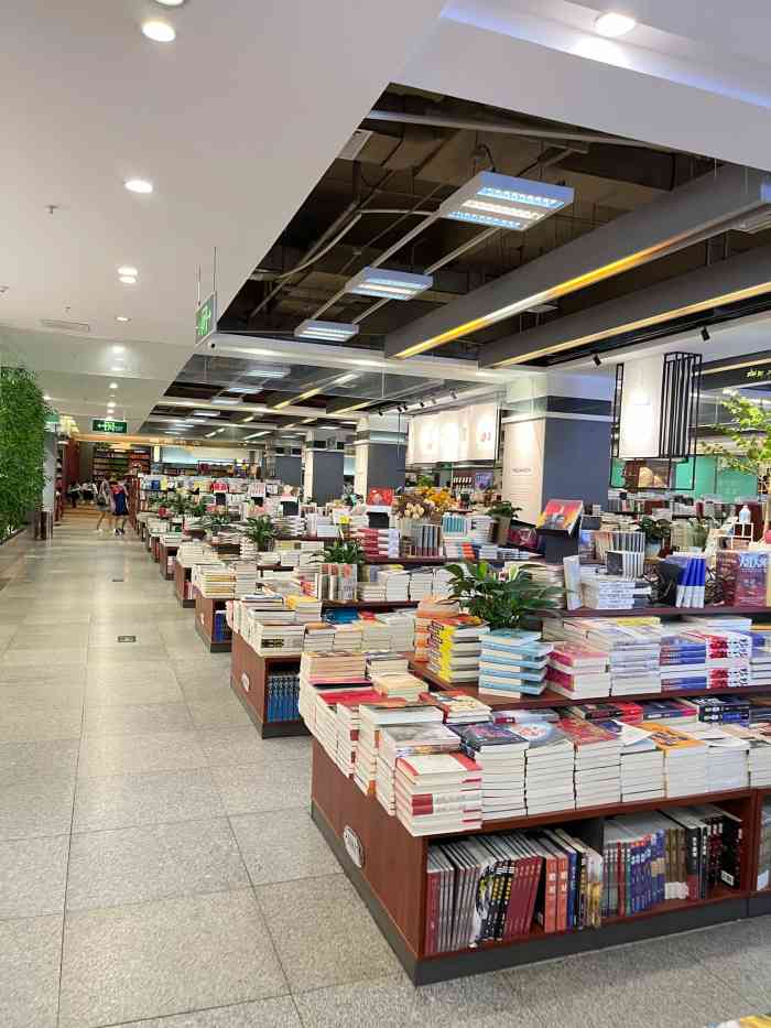 郑州购书中心(丹尼斯·大卫城店)-"新华书店位置太康路与民主路交汇处