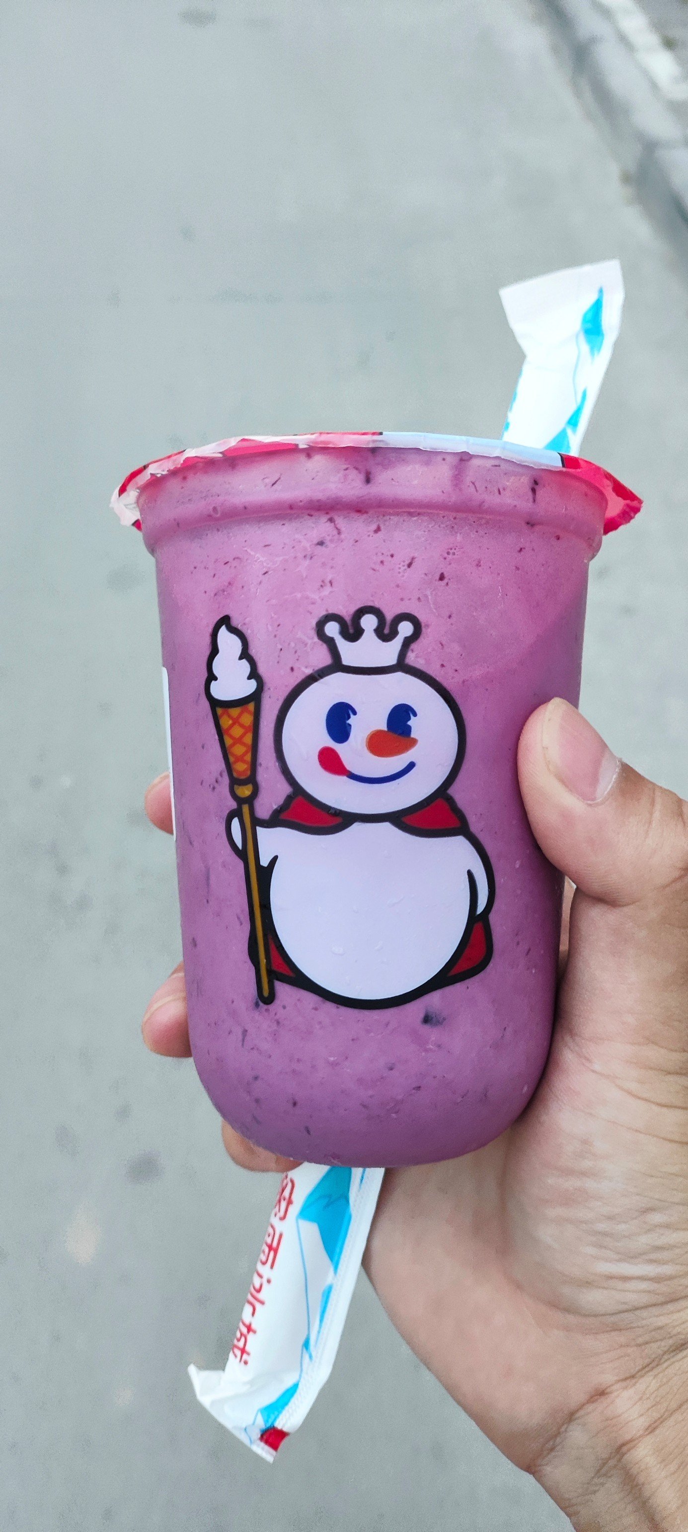 蜜雪冰城草莓摇摇奶昔