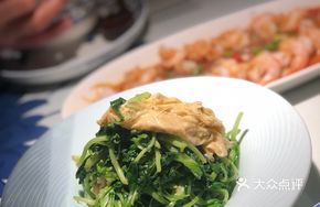 Fried Tofu Skin with Chicken Greens