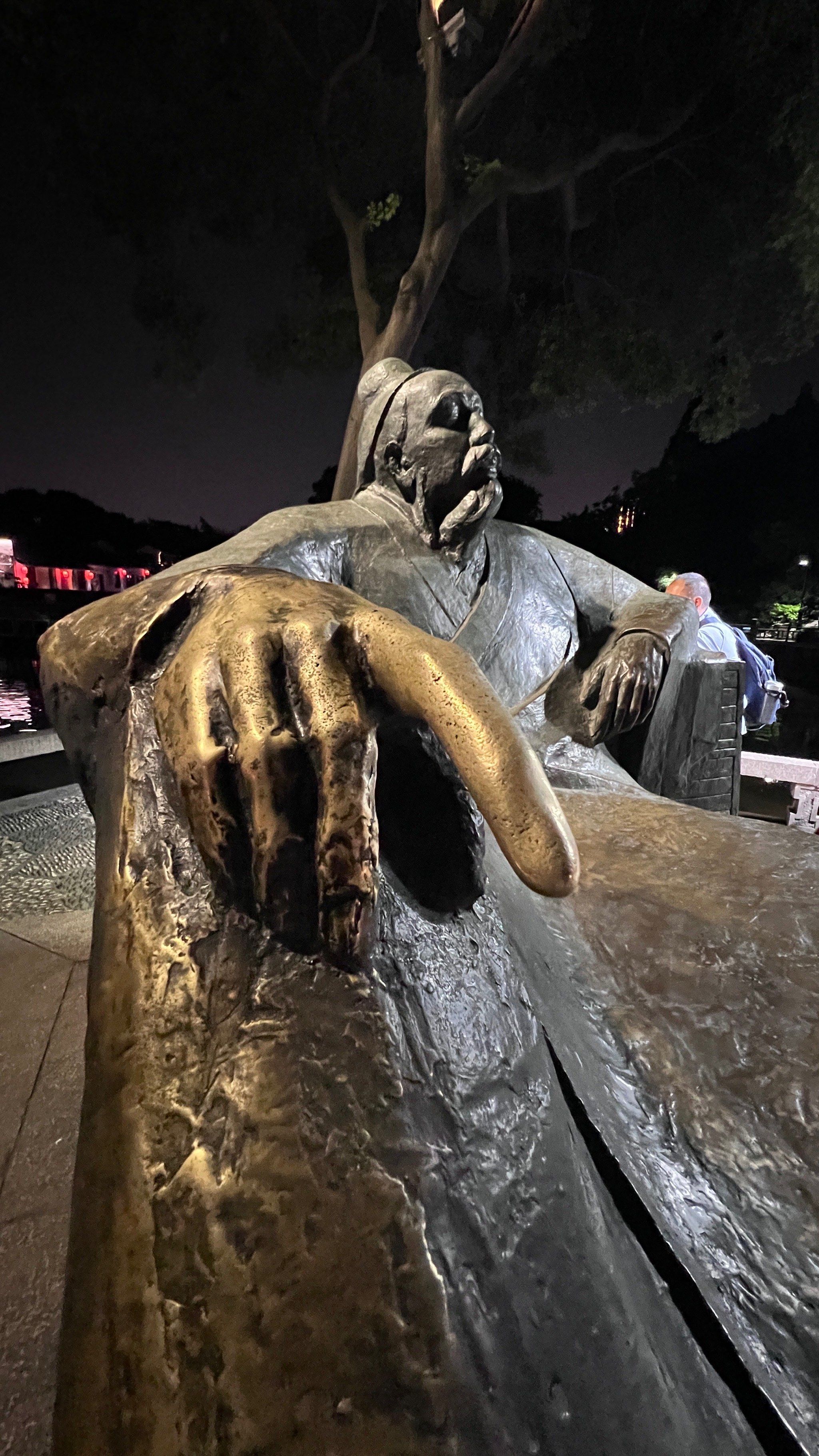 张继雕像周围的围栏拆啦!