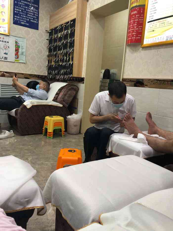 人老脚先老养护好自己的双脚尤为重要郑远元专业修脚