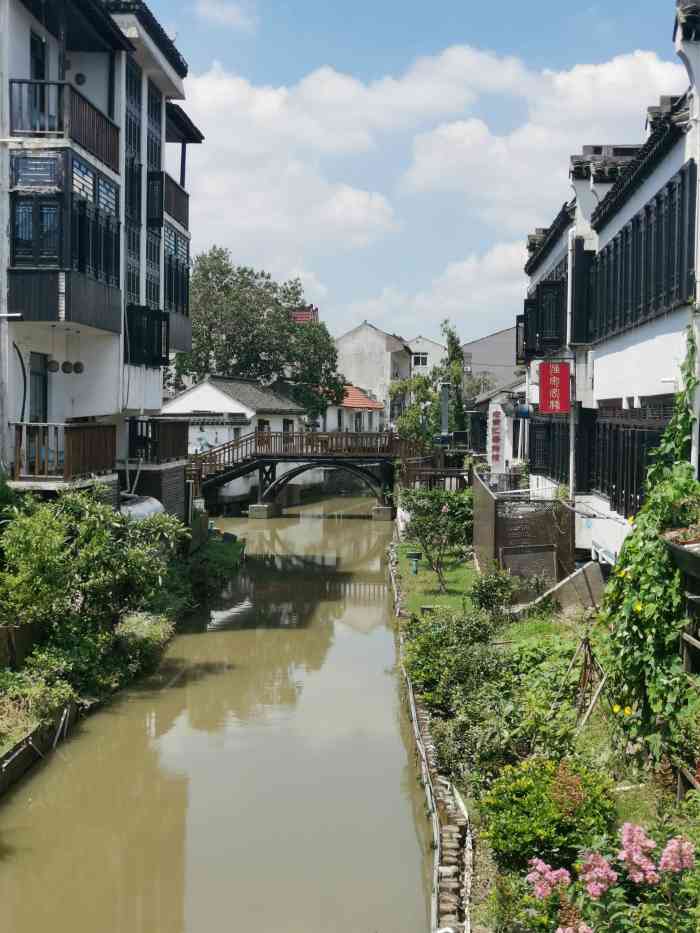 半朵悠莲-"金山民宿里唯一环境好点的吧,水域面积挺大.