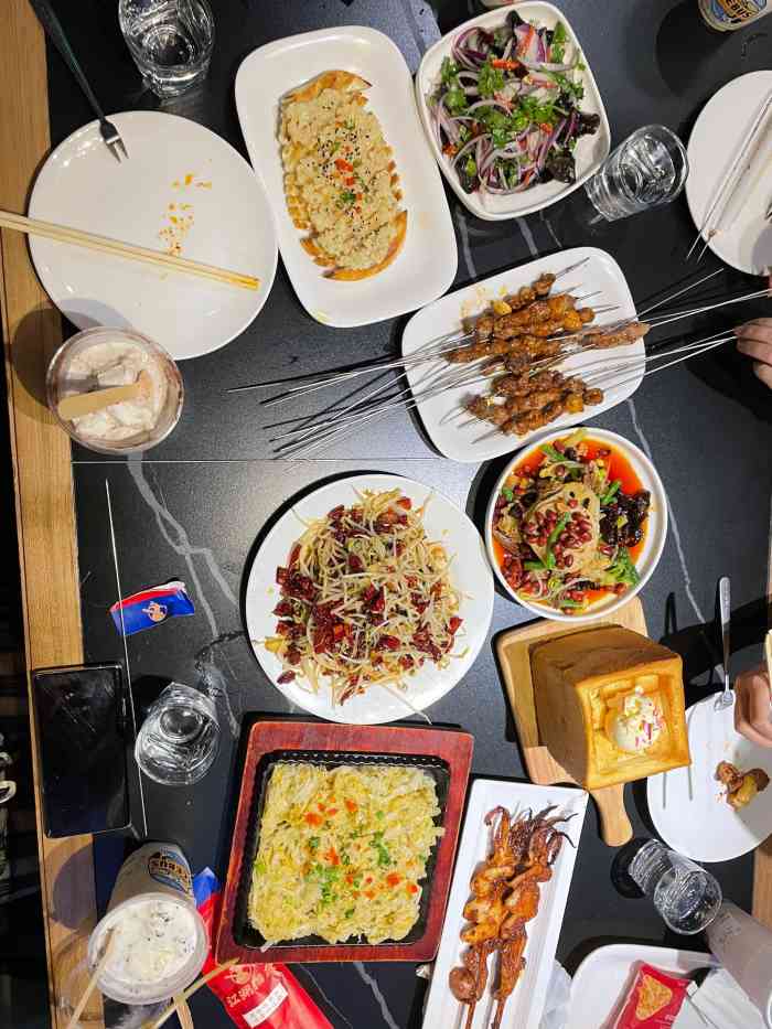 江湖海底-"「羊肉串」来了两次都是店里烤的,肥肉适中.