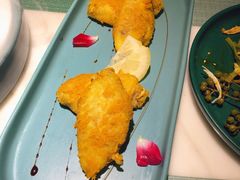 蜜桃经典蛋黄鸡翅-蜜桃花开·中西融合菜E&W(南长街店)