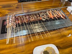 -哈尔滨小酒馆·鲜肉现穿自助烧烤(康新花园店)