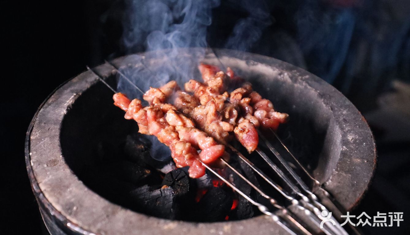 架一炭炉，几串烤肉，一杯冰啤，钟情于夜晚的静