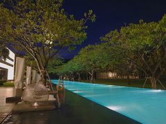 从海滩回来天黑了的泳池-三亚太阳湾柏悦酒店