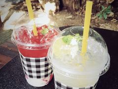 草莓酸奶苏打-莓园冰淇淋店