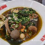 这家店位置在凯德广场负一楼，店面挺干净的