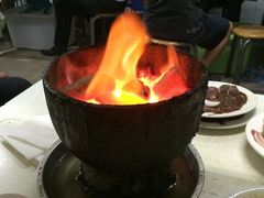 盖盖子前的炉火-很旺-大槐树烤肉馆