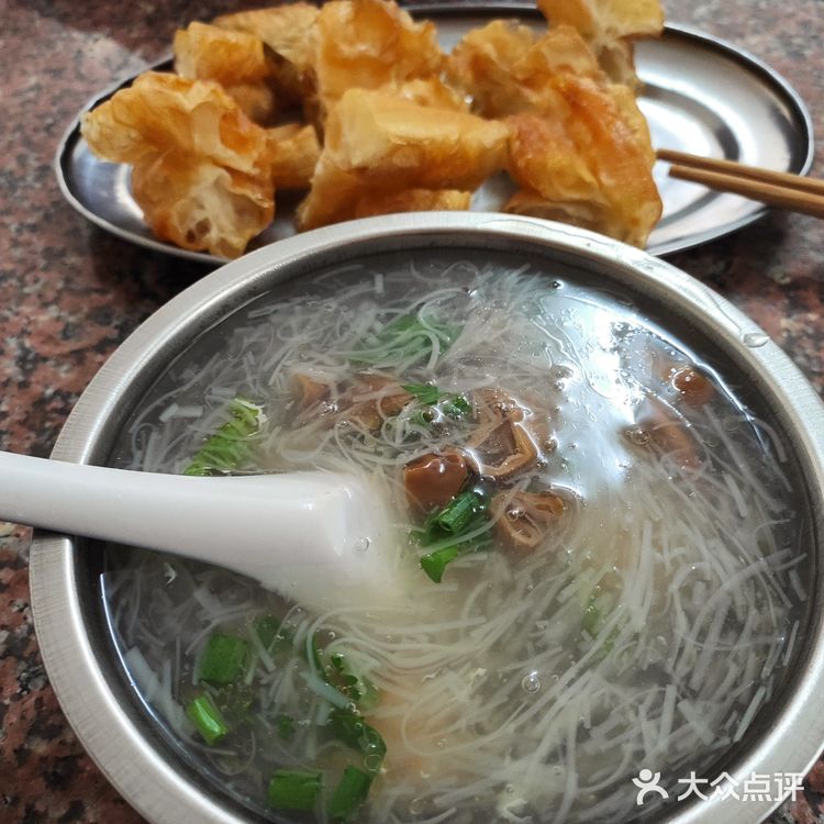 泉州人的早餐 面线糊+灌肠+大肠 泉州很出名的面线糊