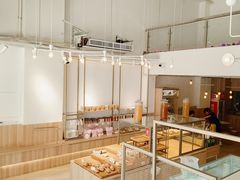 面包甜点陈列柜-顶东面包花园·生日蛋糕(世博店)
