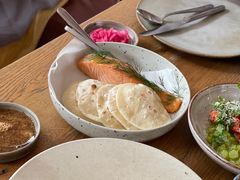 烟熏三文鱼配烤饺子皮和芥末籽酱-BOR Eatery(安福路店)