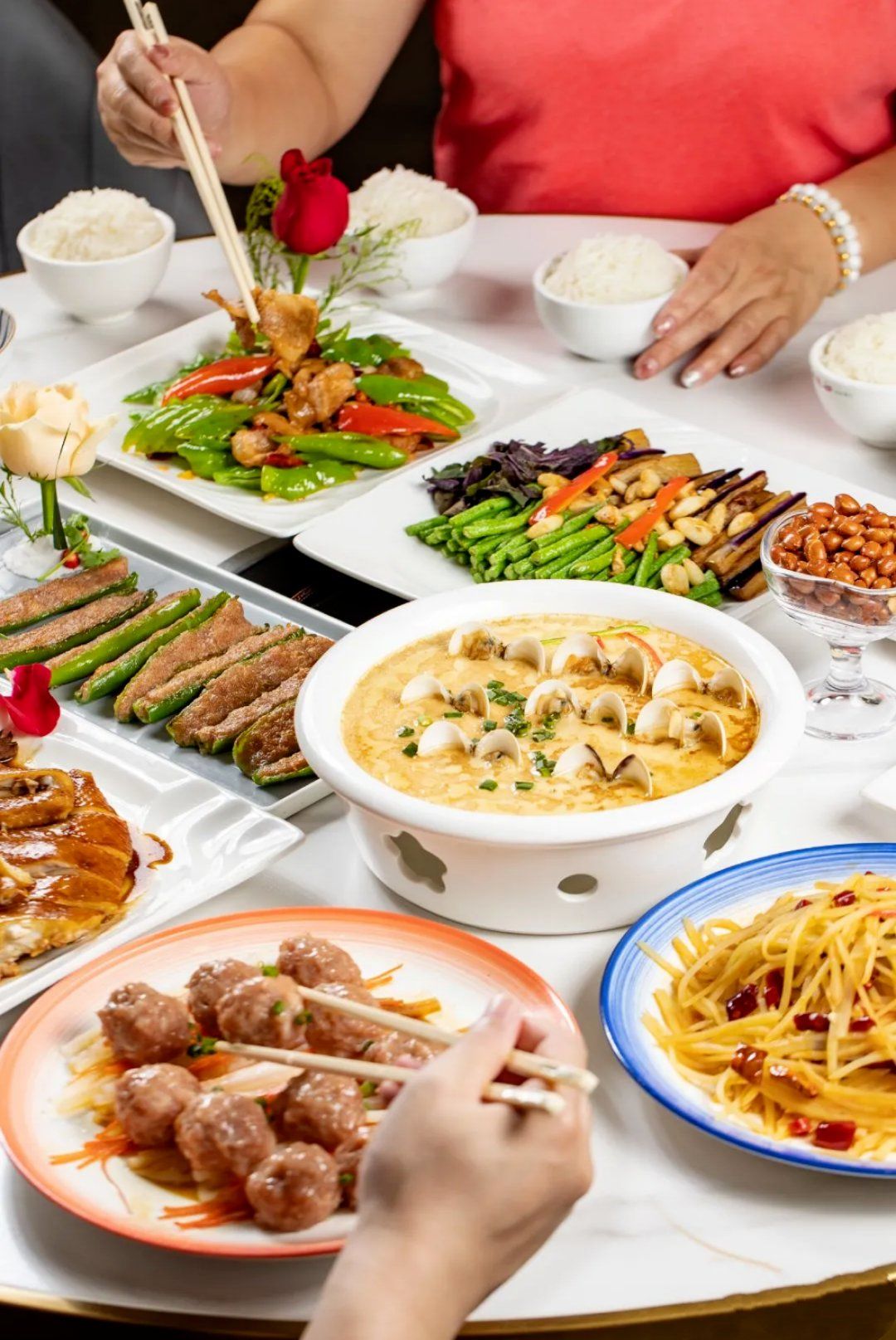 中式大餐满足你:菜品丰富,味道正宗,品种