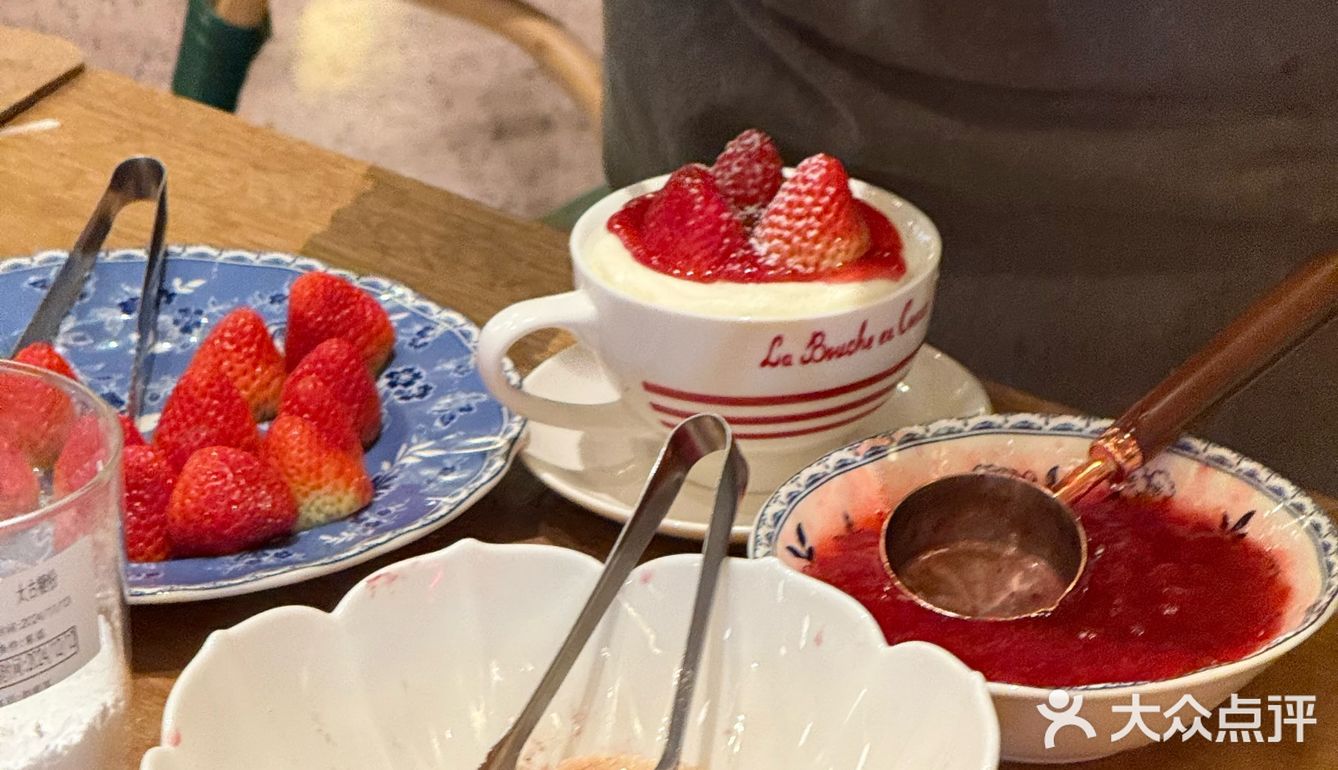 杭州新开的！！现做的草莓🍓提拉米苏……