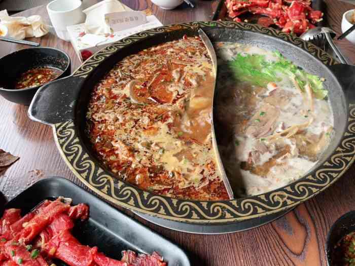 邱记老坛酸菜牛肉(弥勒17分店)-"店面比较明显,就在路边,一共两层